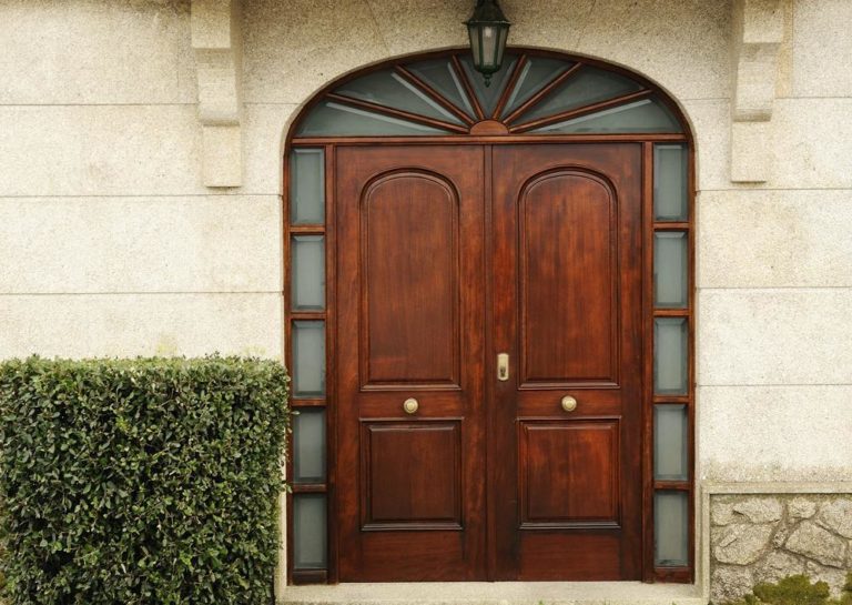 5 principaux avantages d’une porte en bois