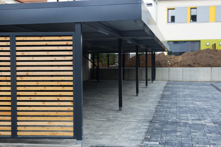 Carport adossé sur mesure : Quel est l’intérêt de ce choix ?