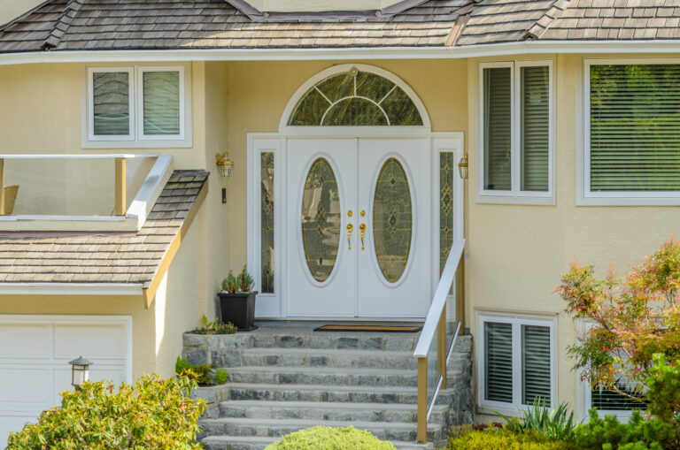 Les matériaux recommandés par un artisan pour une porte d’entrée durable