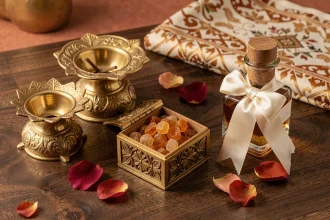 Coffret cadeau d'encens arabe avec brûleur doré, résine oud et parfum oriental sur bois sombre
